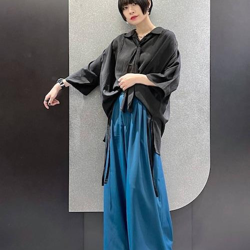 リネンシャツはゆったりとした着...