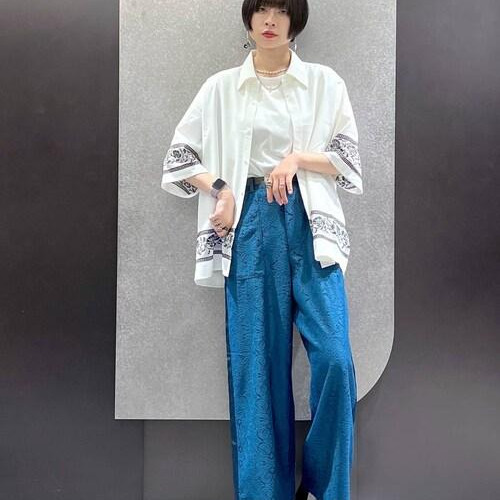 袖口と裾部分の刺繍がかわいくて...