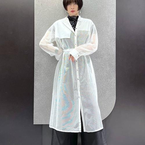 ホワイトのワンピースはメッシュ...