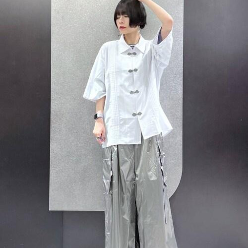 特徴的なメタルボタンをあしらっ...