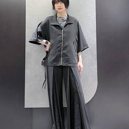 オールブラック×差し色スタイリ...