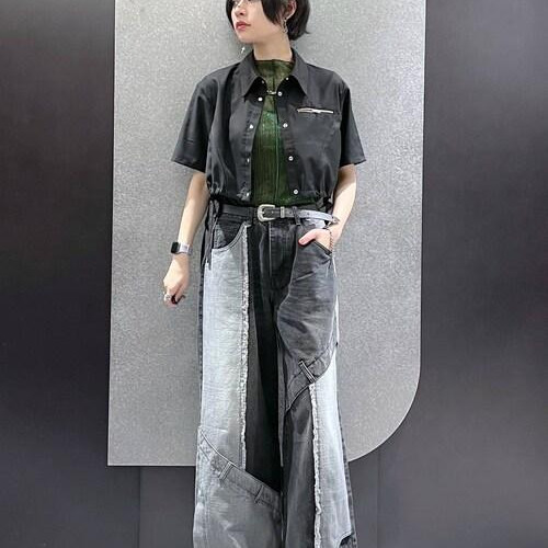 ショート丈のシャツにはワイドシ...