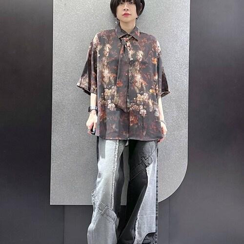 抽象的な花柄を取り入れたボウタ...