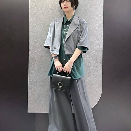 ショート丈のジャケットにカラー...