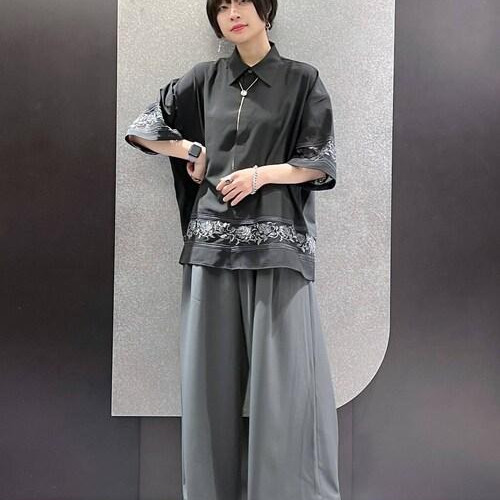 袖と裾に刺繍が施されたデザイン...