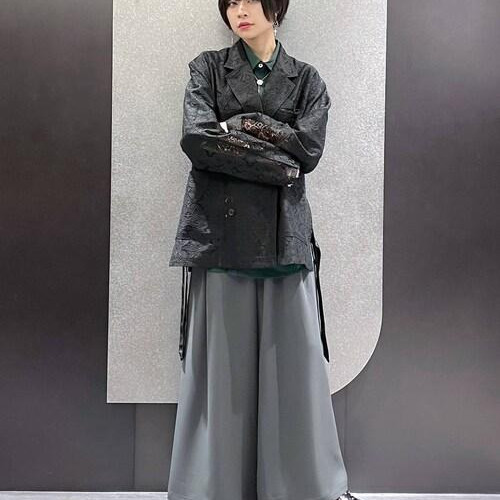 レースデザインのジャケットは透...