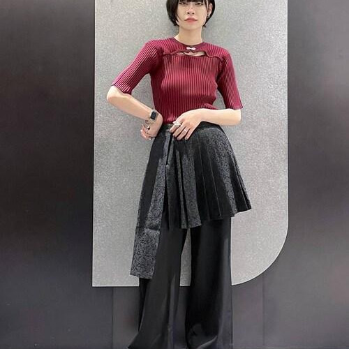 胸元のメタルボタンがモードなリ...