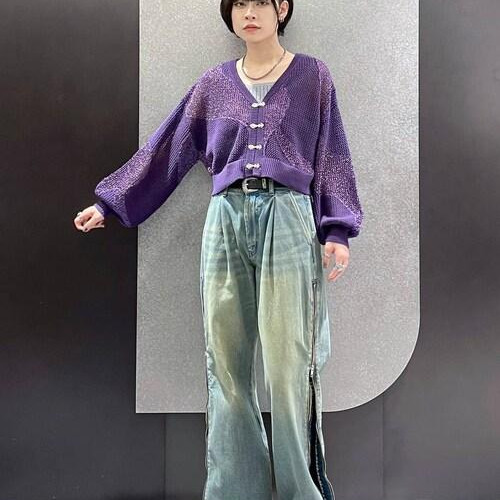 金具が特徴的なデザインのカーデ...