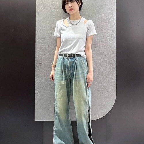 肩部分のカットアウトデザインが...