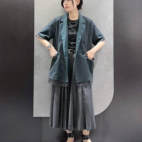 グリーンのジャケットは、チュー...