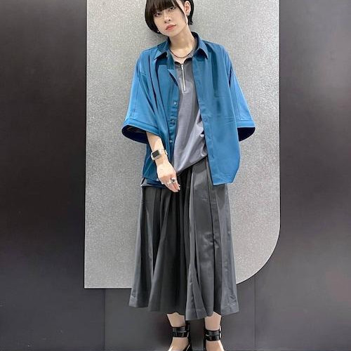 カラーシャツを使ったシンプルス...