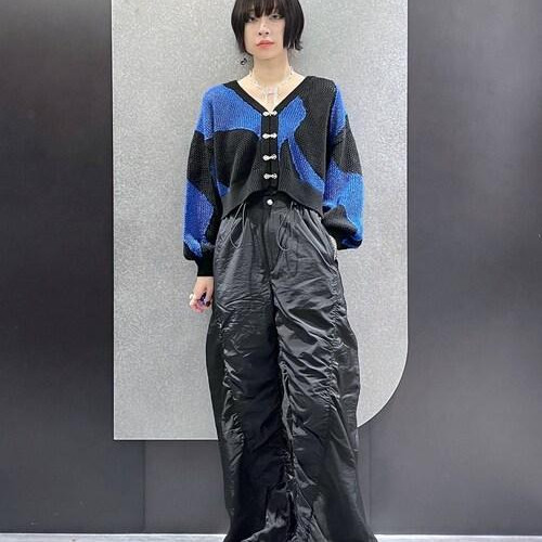 ニットカーディガンは部分的にラ...