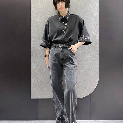 袖と襟部分にシシュウが施されて...