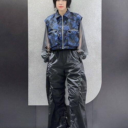 レディースのベストはフラワー柄...