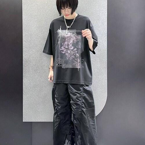 高見えするプリントTシャツは一...