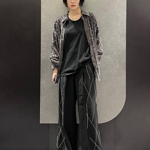 ベロアデザインのシアーシャツは...