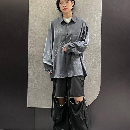 デザインプリントが施されたシャ...