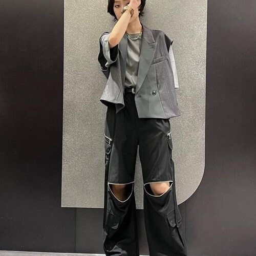 ラメ感のあるベストはシンプルな...