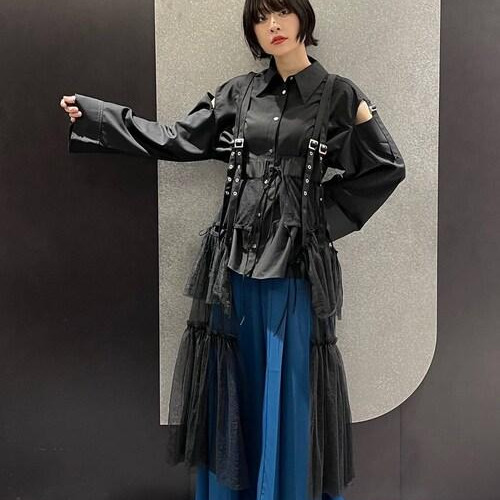 肩スリットが入ったデザインシャ...