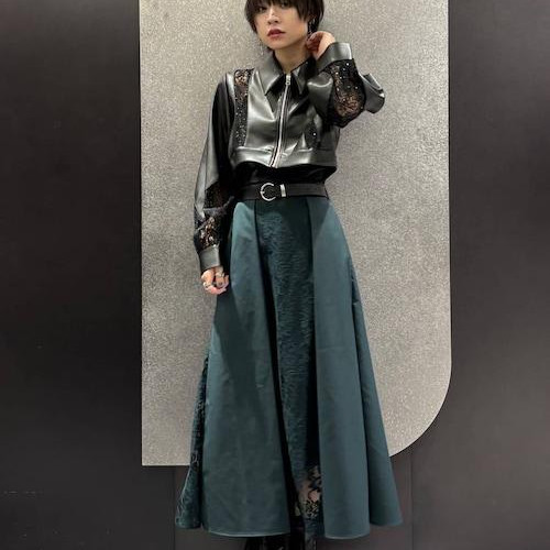 スパンコールがアクセントのブル...