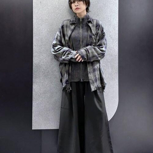 ニット×シャツのレイヤードスタ...