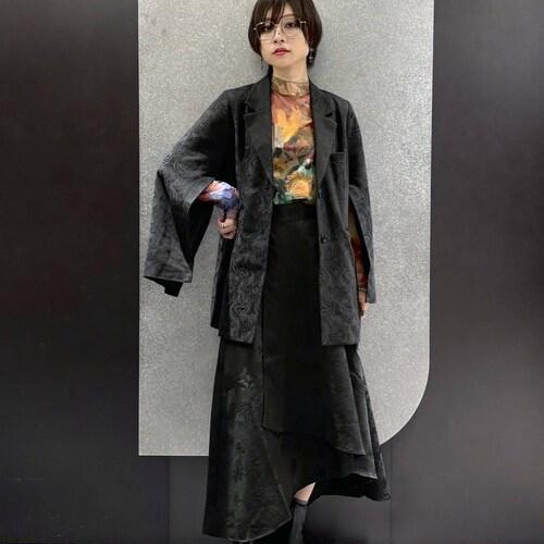 ブラックのワントーンに差し色を...