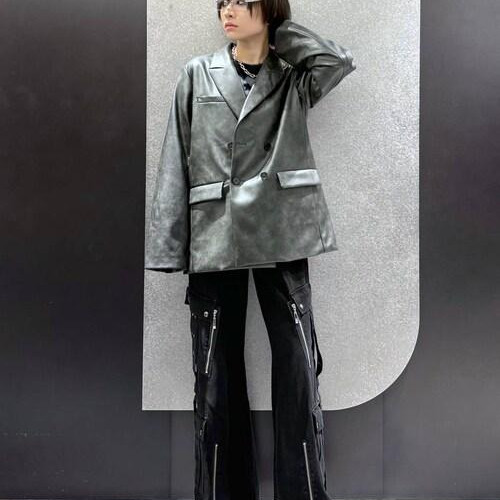 レザージャケットトレンドのスー...