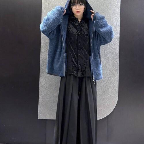 フードや裾など随所にステッチを...
