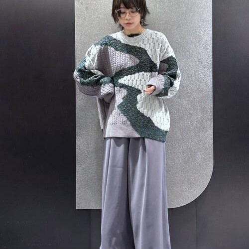 以闪闪发光的拉美为特征的针织衫...