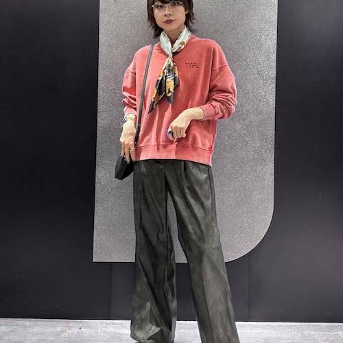 楽に着れるスウェットはすっきり...