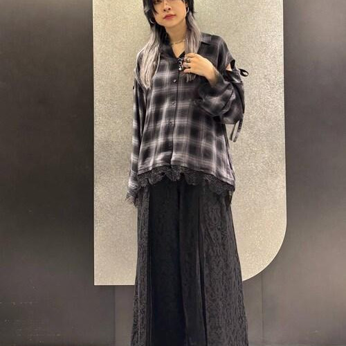 チェックシャツはレースが付いて...