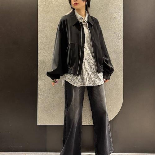 レースシャツは程よい透け感で、...