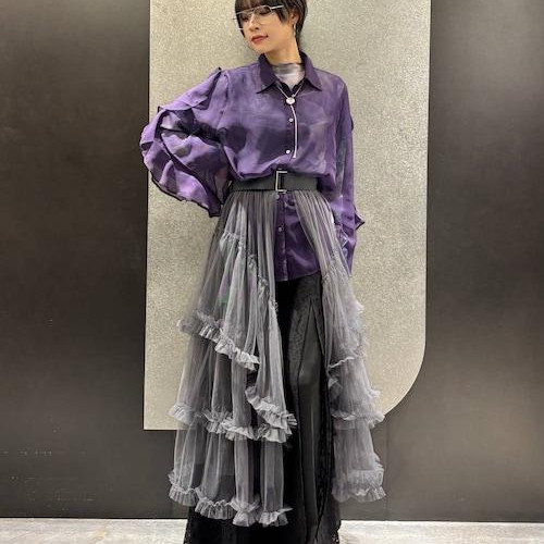 シアーシャツは袖口のフリルが特...