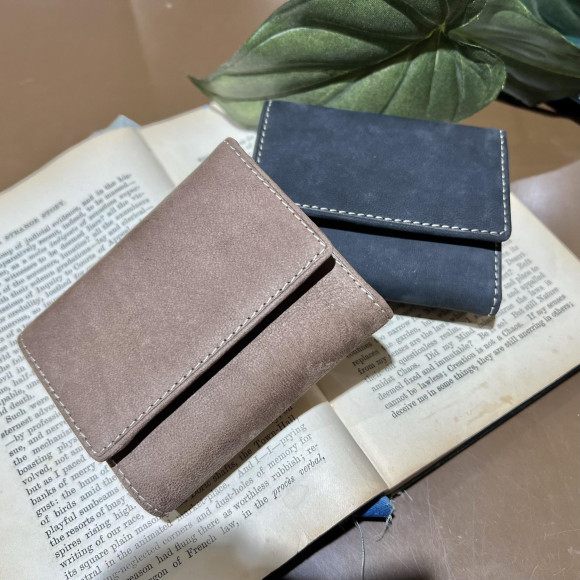 【Snobbist/スノビスト】ポケットサイズの駱駝革財布！