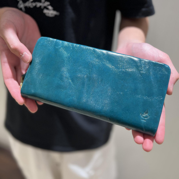 【BAGGYPORT】珍しいカラーのお財布いかがでしょう？