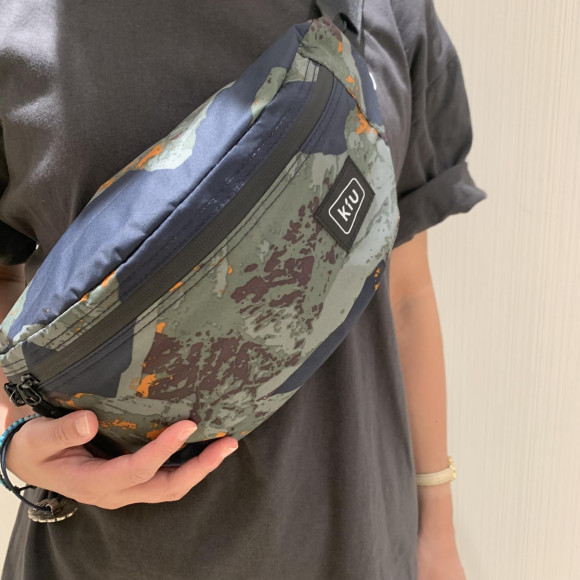 [KIU] お出かけにはボディバッグ！