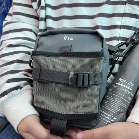 【CIE】急な雨でも大丈夫！防水性◎のミニショルダーバッグ