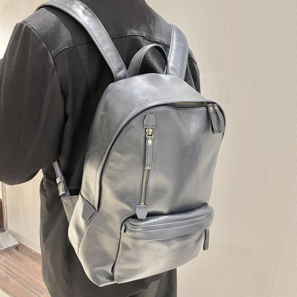 The luster stands out! Fashionable leather backpack