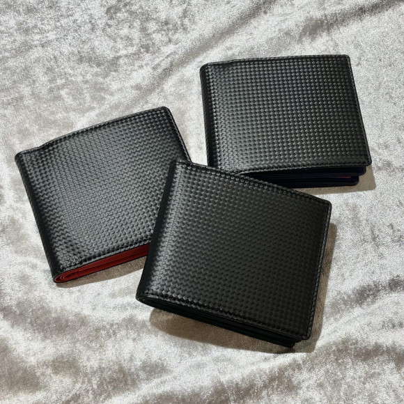 【Neu interesse/ノイインテレッセ】レザーがオシャレ！中身の色と相性抜群な財布