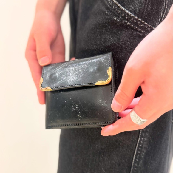 เจ้าหน้าที่ที่แนะนำ! บูดบึ้ง และเป็นกระเป๋าสตางค์ของผู้ใหญ่!