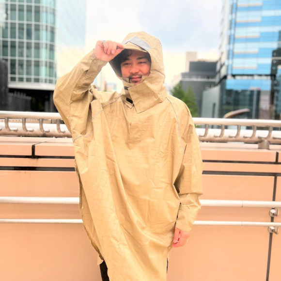 ฝ่ายหรือข้างเดียวกันแข็งแรงของการเดินทางไปโรงเรียนด้วยการไปทำงาน! poncho หลังฝนหยุดที่แนะนำ