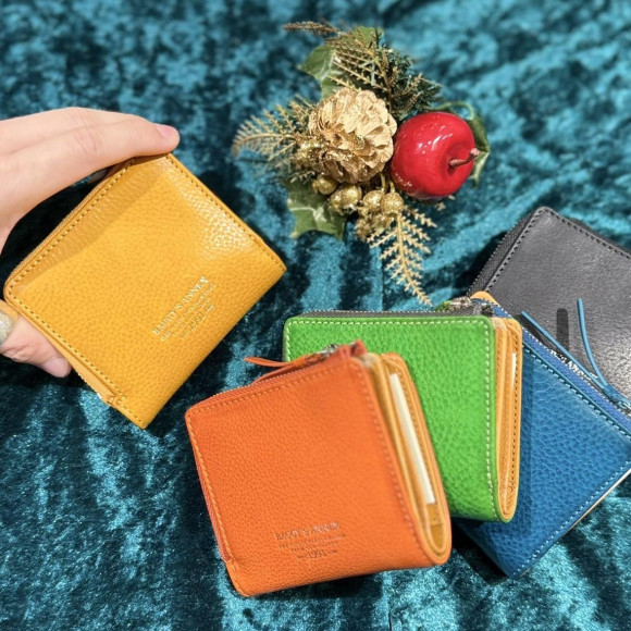 【BAGGY'SANNEX】ぽってり可愛い、鮮やかなカラーのお財布