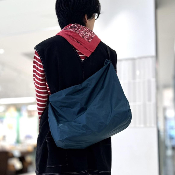 【nahe/ネーエ】パッカブルで手のひさサイズになる大ぶりショルダーバッグ！