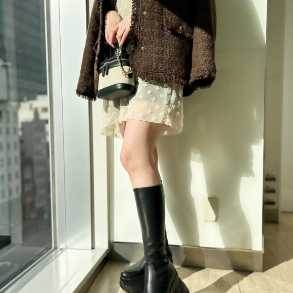 Very easy to wear! Thick bottom rubber Storm stretch long boots