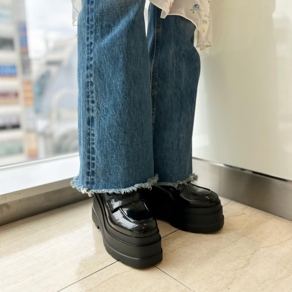 ボリューム感たっぷりの厚底ローファー