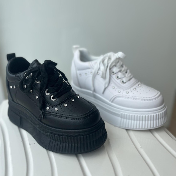 大人気サンダル・スニーカー再入荷！！