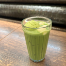 抹茶ラテを味わう