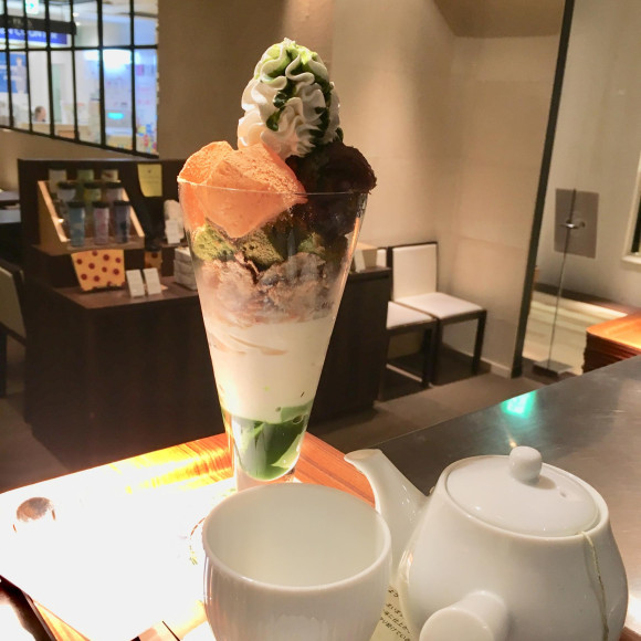 抹茶シフォンわらび餅パフェと新茶セット♪