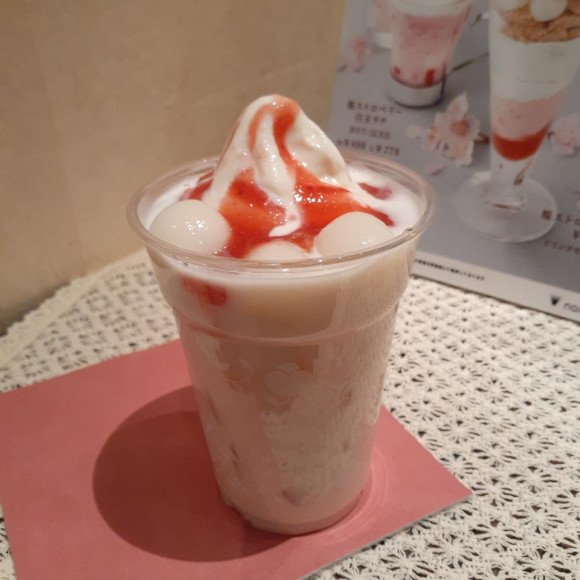 桜ストロベリーソフトクリームラテ！