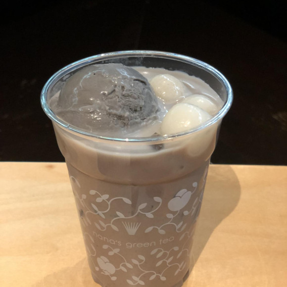 กาแฟลาเต้ที่ใช้อะนโวะสีดำงา